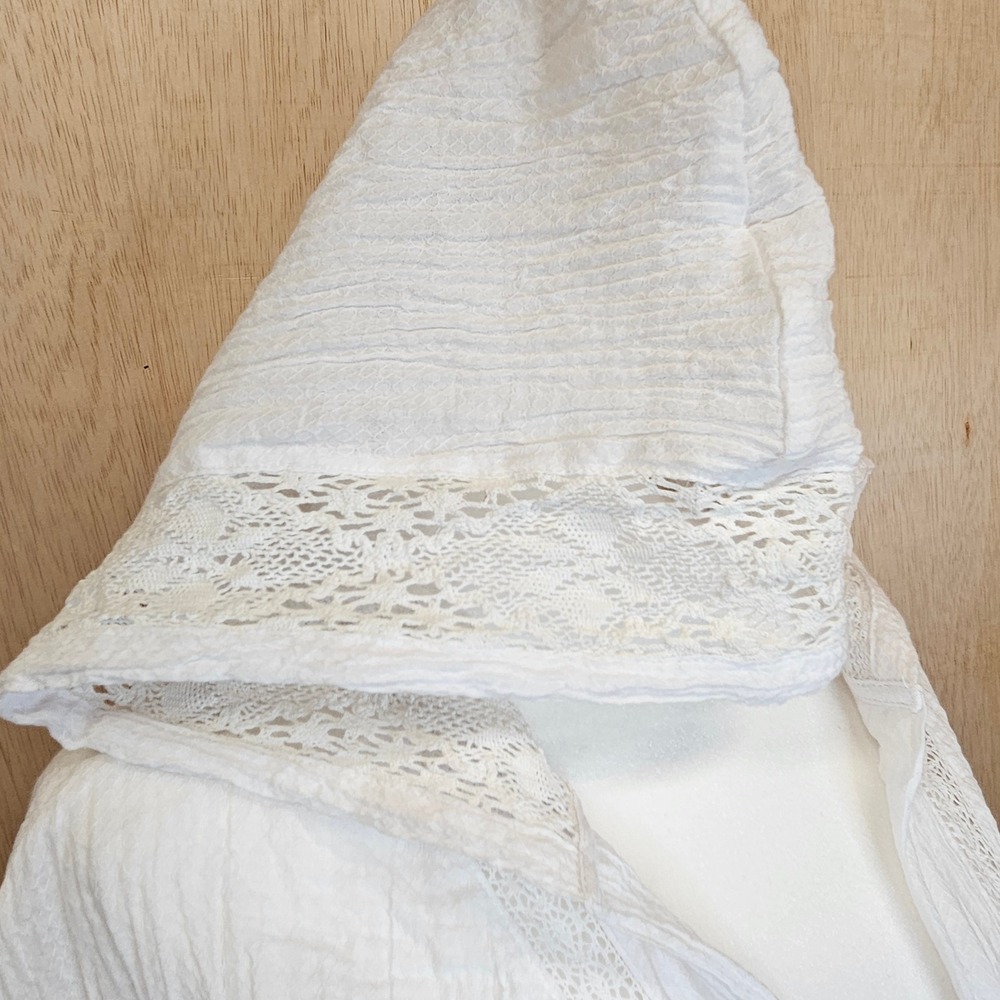 Millibon USA White Short Sleeve V-Neck With Hood Crochet Lace Detail‎ Size Small - Picture 8 of 8
